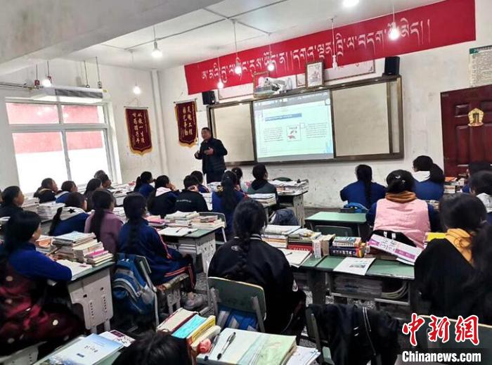 學(xué)生在免費(fèi)輔導(dǎo)班上課?！∧岈敵?攝