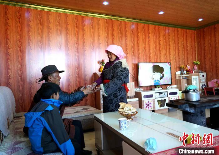 圖為易地搬遷后的哇保家?！〔彭検步?攝