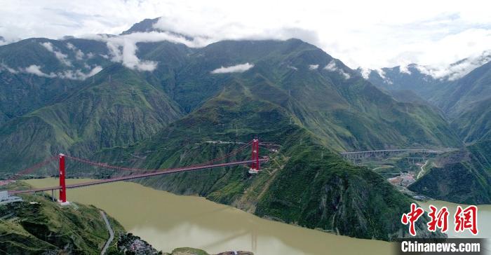 圖為雅康高速瀘定大渡河大橋。　劉忠俊 攝