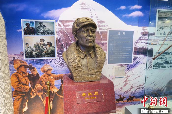 圖為南疆軍區(qū)某合成團(tuán)1連榮譽(yù)室，雕像是進(jìn)藏先遣英雄連總指揮李狄三?！畛坛?攝