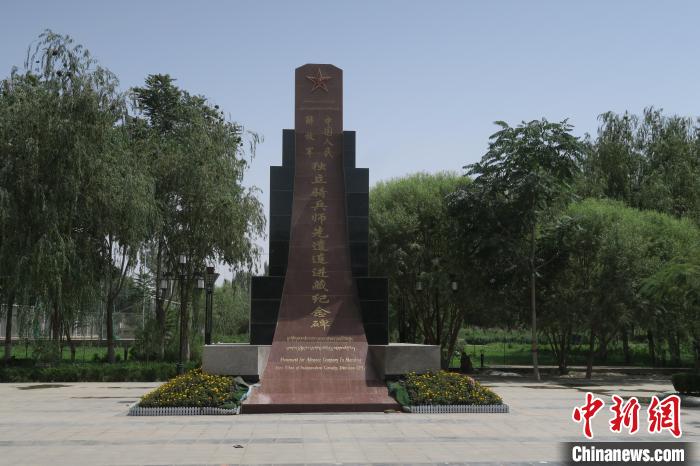 圖為位于于田縣中心的中國人民解放軍獨(dú)立騎兵師先遣連進(jìn)藏紀(jì)念碑。　楊程晨 攝