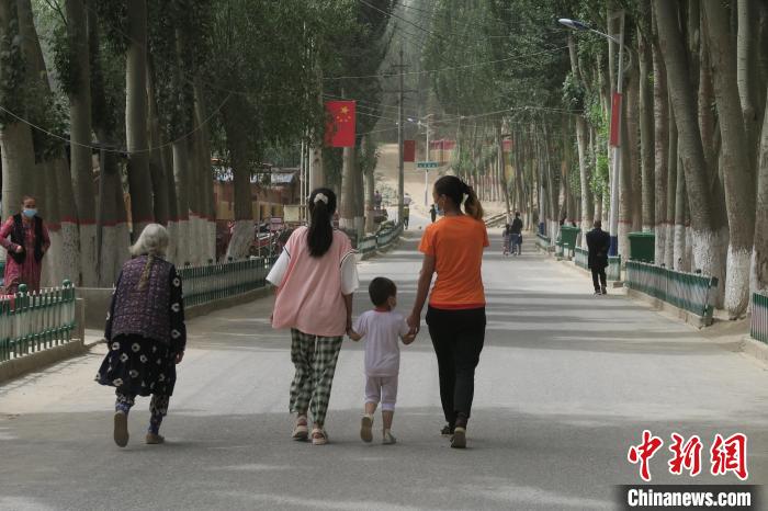 圖為進(jìn)藏先遣英雄連誓師地原址所在的新疆維吾爾自治區(qū)和田地區(qū)于田縣普魯村現(xiàn)貌?！畛坛?攝