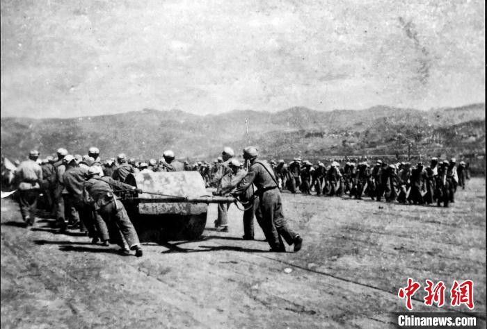 十八軍戰(zhàn)士修建機(jī)場跑道。(歷史圖片由十八軍后代張小康提供，劉炳科翻拍)