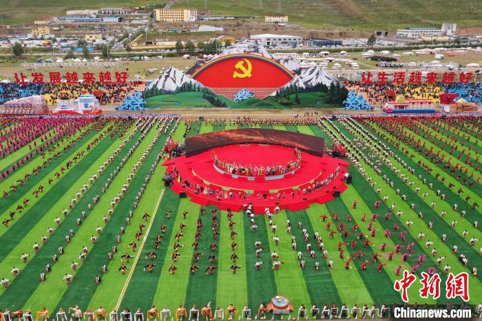 圖為玉樹藏族自治州成立70周年慶祝大會(huì)現(xiàn)場(chǎng)?！●R銘言 攝