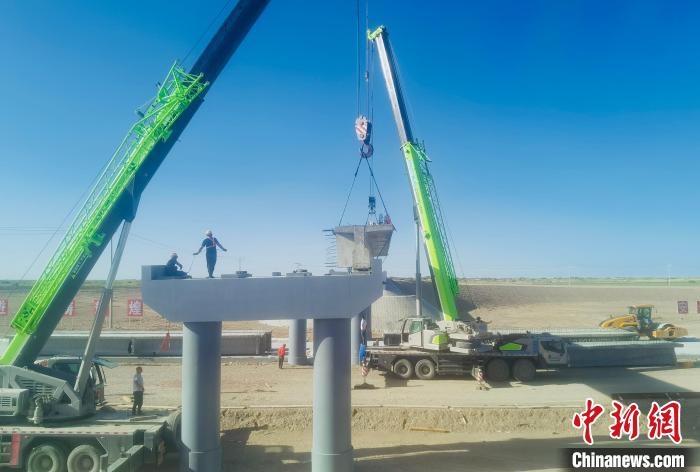 青海格茫公路擴建工程首片T梁架設成功