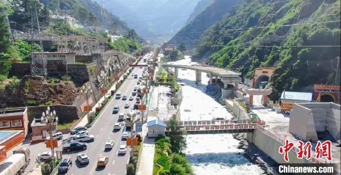 郭達(dá)山隧道進(jìn)口實況。　康巴傳媒供圖