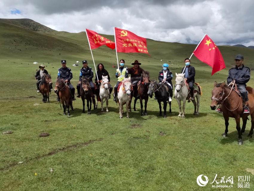 馬背宣講隊。巴登攝