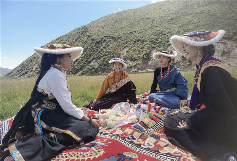 拉姆和她的朋友們在砂場修復點耍壩子。甘孜州石渠生態(tài)環(huán)境局供圖