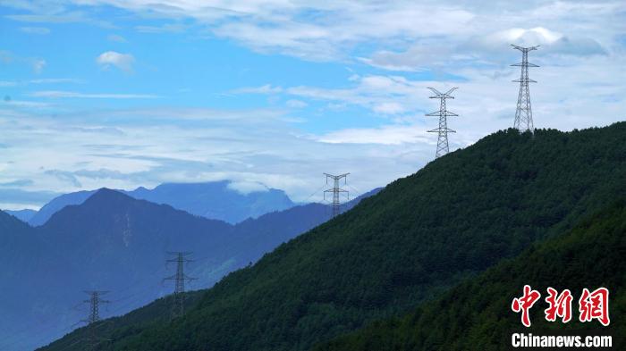 甘蜀改500千伏線路二郎山上架線施工現(xiàn)場?！∽T謝陽 攝