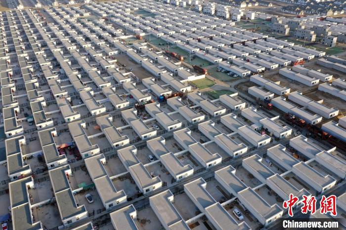 圖為蘭州新區(qū)移民安置區(qū)?！《P 攝