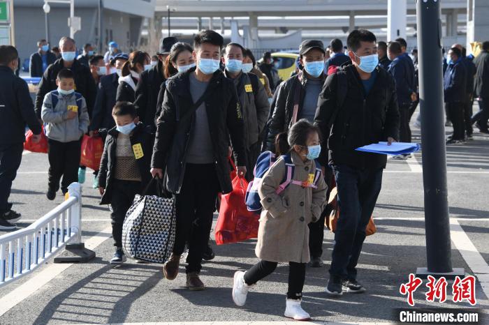 圖為搬遷民眾剛出火車站?！《P 攝