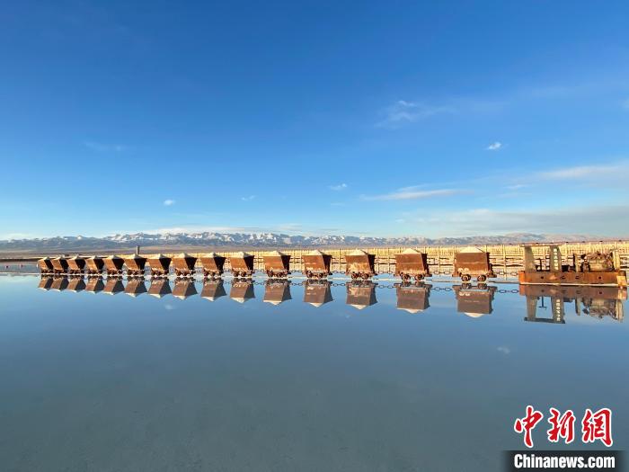 圖為小火車倒影在湖中，湖面如圖明鏡一般?！●R翔 攝
