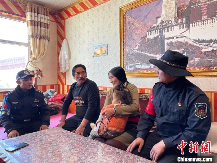 圖為派出所民警和義警入戶了解情況?！∑罾C娟 攝