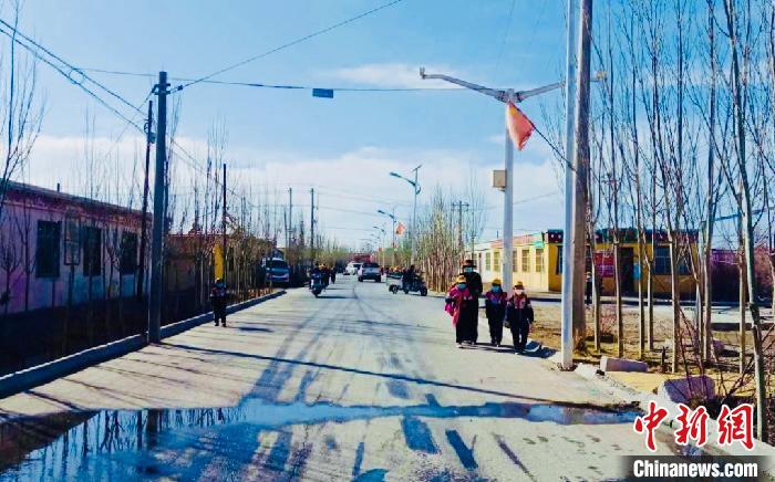 圖為黃河源昆侖社區(qū)馬路的一角?！「駹柲臼形麄鞑?供圖
