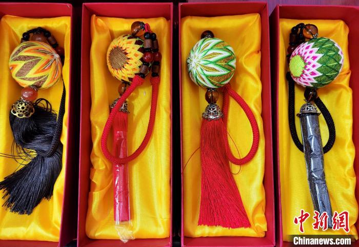 圖為藏繡手工藝品?！∑钤鲚?攝