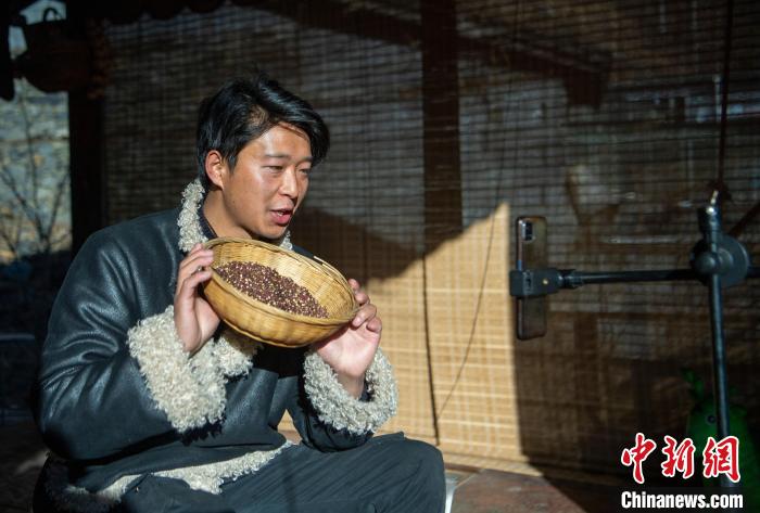 洛桑在鏡頭前介紹家鄉(xiāng)特產(chǎn)?！⒅铱?攝