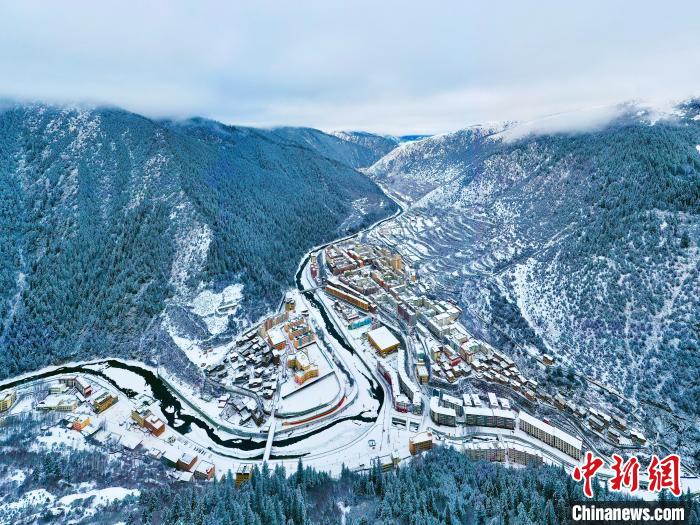 壤塘的雪后美景?！∪捞量h融媒體中心供圖