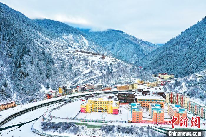 壤塘的雪后美景?！∪捞量h融媒體中心供圖