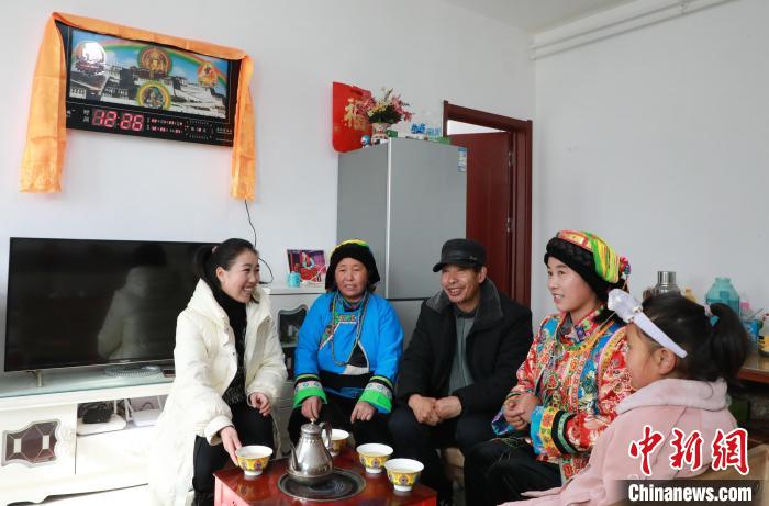 新家是兩層小樓房，一樓布置得充滿現(xiàn)代感，喝著藏式奶茶，一家人聊著今年春節(jié)怎么過?！《∷?攝