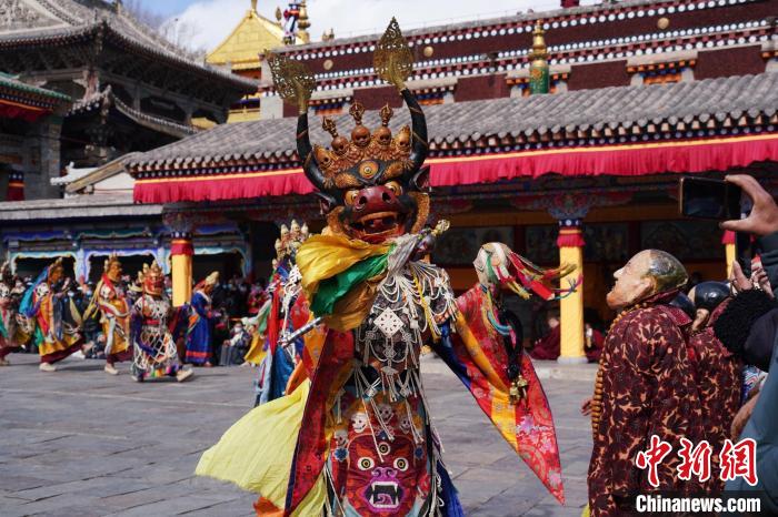 圖為塔爾寺僧侶進行“跳欠”儀式?！●R銘言 攝