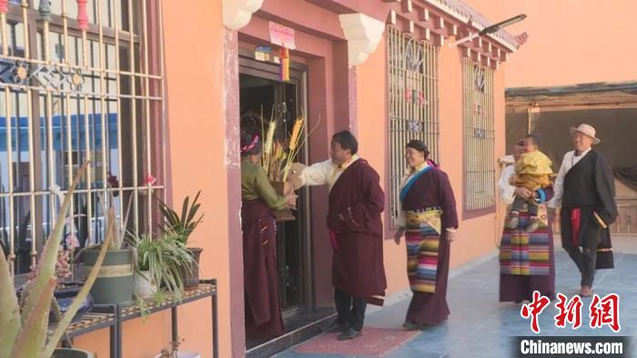 甘孜藏族民眾的藏歷新年：家門口就業(yè)，搬遷點(diǎn)開啟新生活
