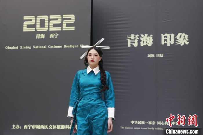 圖為模特展示少數(shù)民族服飾?！●R銘言 攝