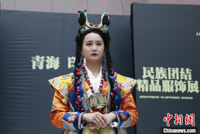 圖為模特展示藏族服飾。　馬銘言 攝