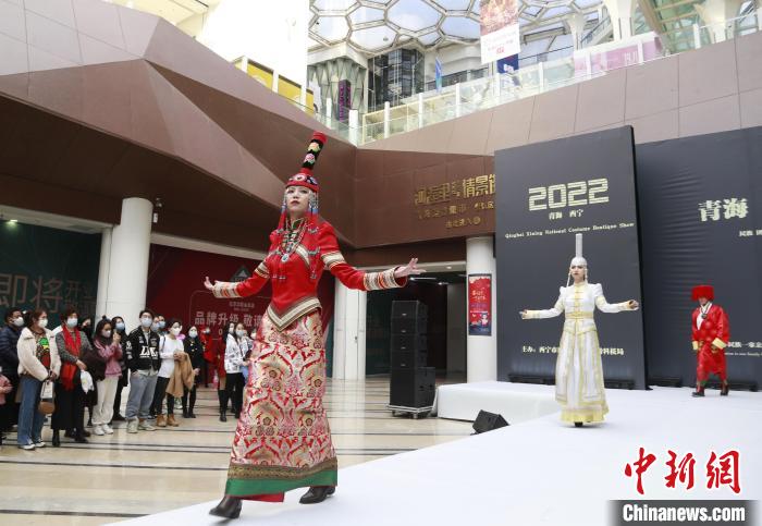 圖為模特身穿民族服飾進(jìn)行走秀?！●R銘言 攝
