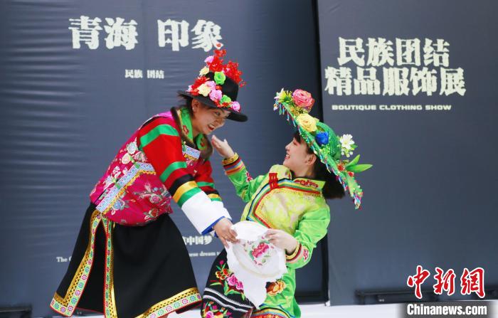 圖為模特身穿土族服飾進(jìn)行“土族刺繡”表演?！●R銘言 攝