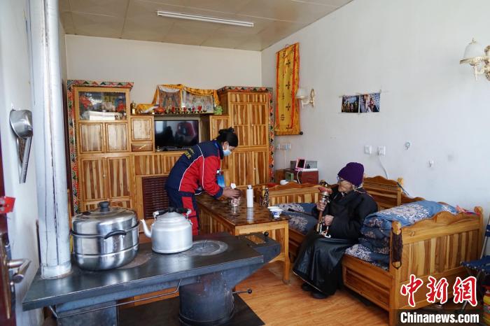 圖為敬老院護(hù)工為老人打掃屋內(nèi)衛(wèi)生?！●R銘言 攝