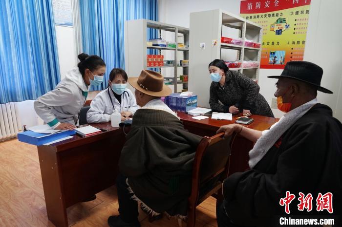 圖為骨科醫(yī)生為敬老院老人們進(jìn)行集中檢查?！●R銘言 攝