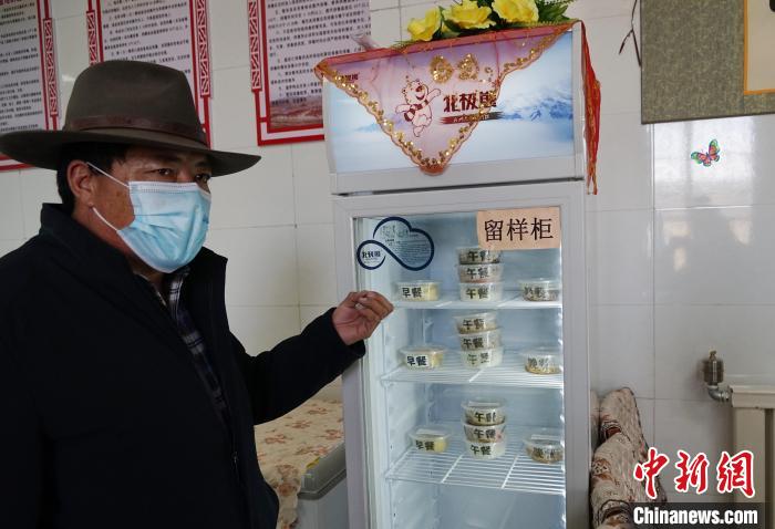 圖為敬老院院長(zhǎng)德高介紹，老人們的三餐均有留樣記錄?！●R銘言 攝