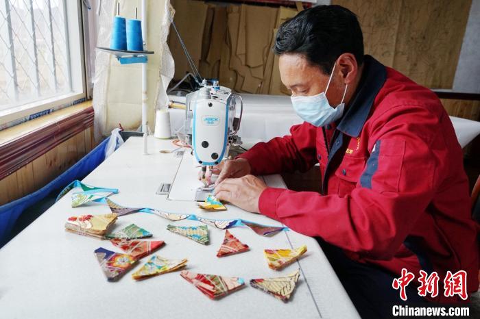 圖為工人正在制作藏式手工藝品。　馬銘言 攝