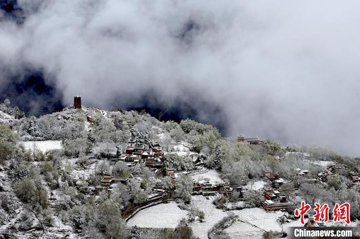 雪后的藏寨和碉樓構(gòu)成美麗的雪景。　降初澤郎 攝
