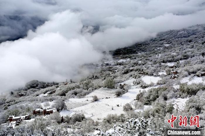 雪后的丹巴半山云霧繚繞。　李永安 攝