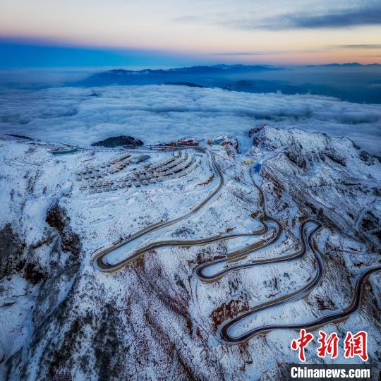 雪后的牛背山山頂和崎嶇的公路?！±顒P 攝