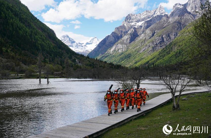 沿著海子旁的棧道攜裝巡護。程雪力攝
