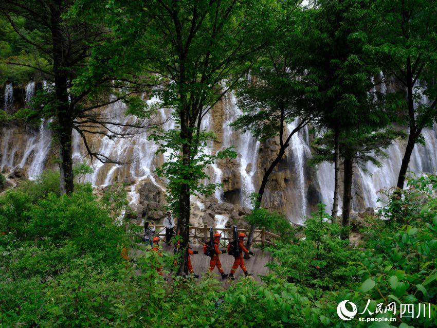 消防救援人員在景區(qū)內(nèi)各個景點巡護。程雪力攝