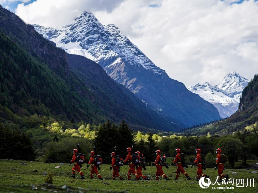 四姑娘山靠前駐防分隊在四姑娘山下攜裝巡護。程雪力攝