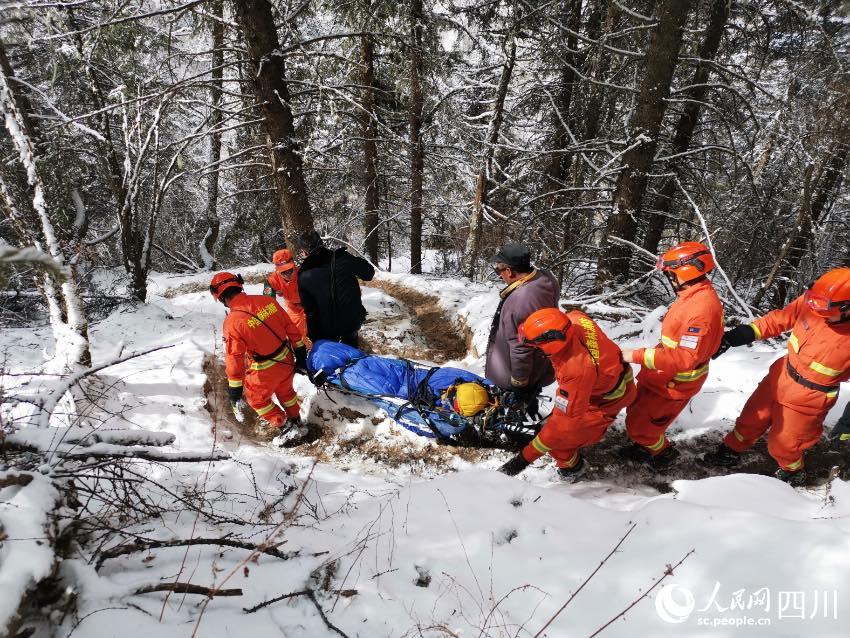 四姑娘山靠前駐防分隊緊急救援登山墜崖游客。程雪力攝