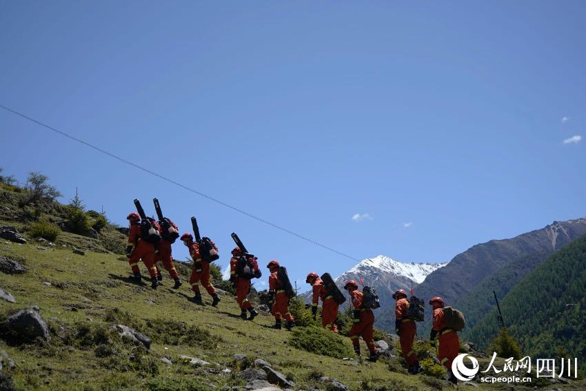 用腳步丈量四姑娘山。程雪力攝