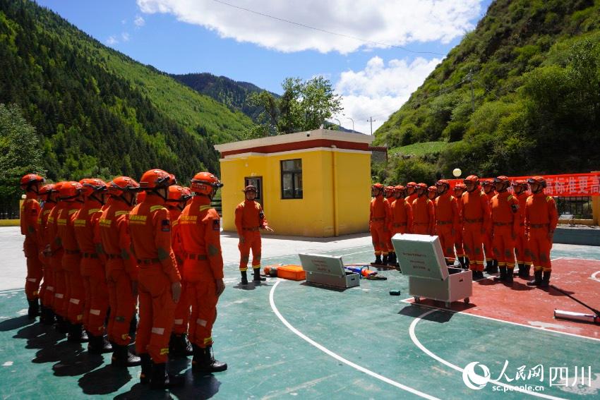 四姑娘山靠前駐防分隊開展山岳救援訓(xùn)練。程雪力攝