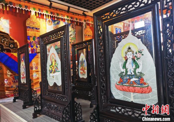 圖為久美尖措創(chuàng)作的藝術(shù)品?！?zhí)砀?攝