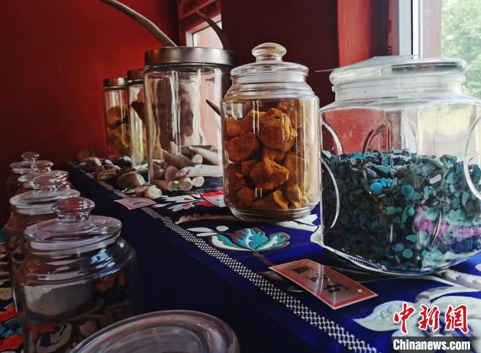 圖為唐卡繪畫礦物顏料展示?！?zhí)砀?攝