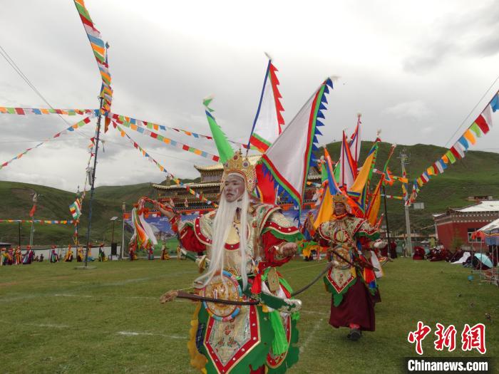 圖為演員進(jìn)行表演。　班瑪縣文體旅游廣電局 供圖