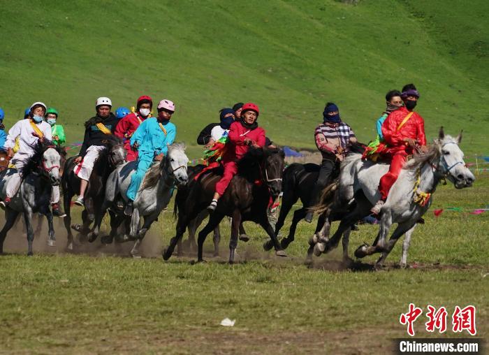 圖為選手進(jìn)行3000米賽馬比賽?！●R銘言 攝