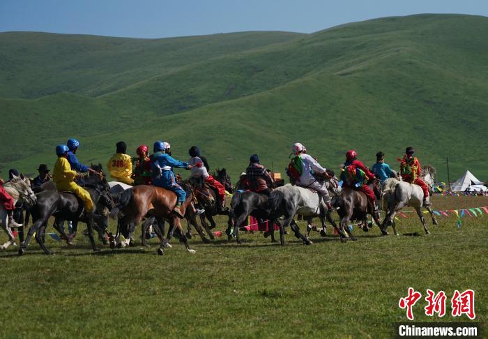 圖為選手進行3000米賽馬比賽?！●R銘言 攝