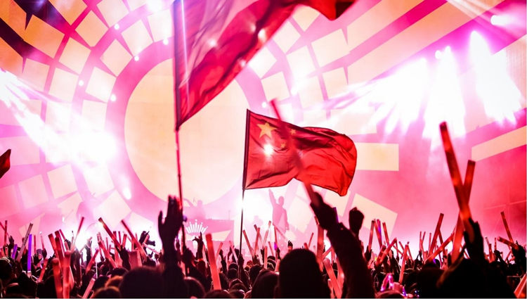 歌迷與歌手互動(dòng)。阿壩州新聞傳媒中心供圖