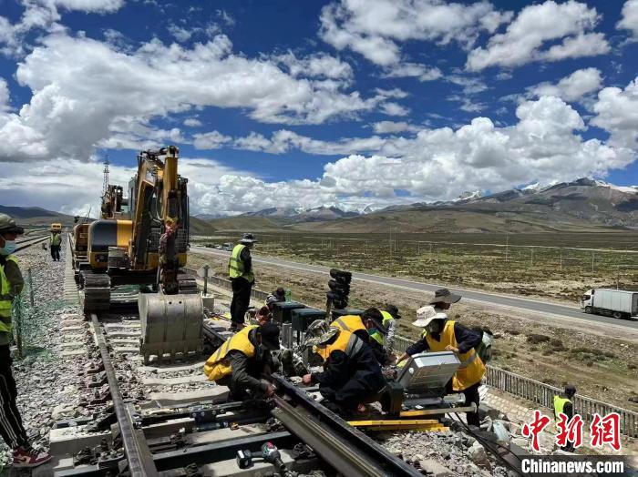 圖為青藏鐵路基礎設施“升級換代”施工現(xiàn)場?！‖F(xiàn)場作業(yè)人員供圖