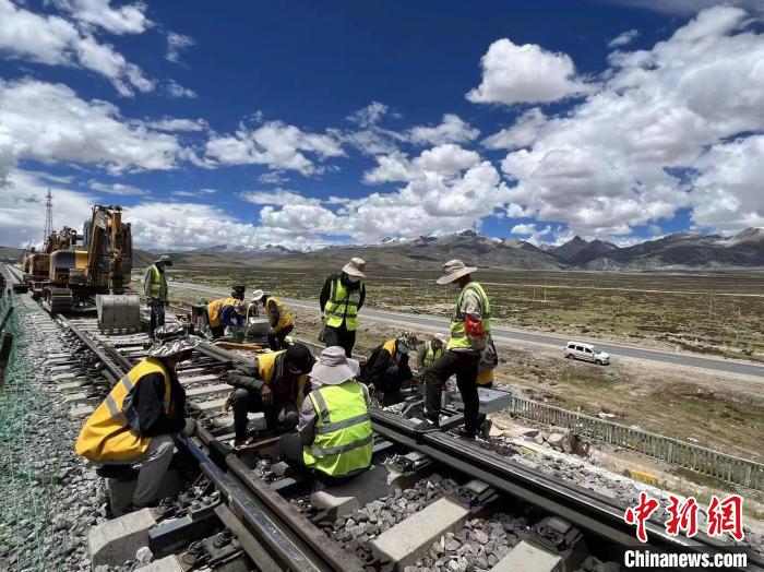 圖為青藏鐵路基礎設施“升級換代”施工現(xiàn)場?！‖F(xiàn)場作業(yè)人員供圖